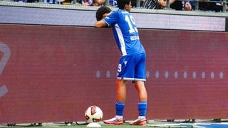 Louey Ben Farhat vom KSC lehnt über einer Werbebande