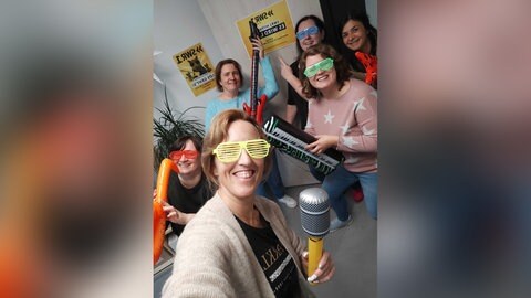 Sechs Frauen feiern im Büro die SWR1 Hitparade