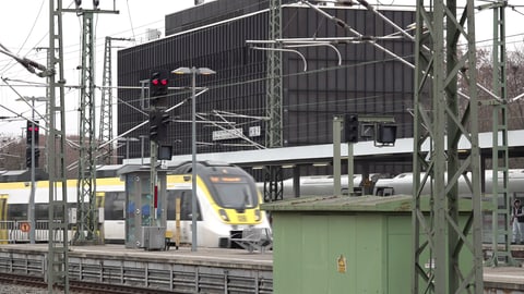 Das Stellwerk am Stuttgarter Hauptbahnhof muss länger in Betrieb bleiben, als zunächst angenommen.
