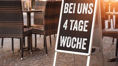 4-Tage-Woche, steht auf einem Schild vor einem Restaurant