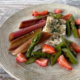 Gegrillter Rhabarber mit Feta mit mariniertem grünem Spargel und Erdbeeren