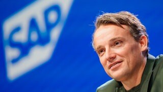 SAP-Chef Christian Klein: Anders als erwartet ist das Cloud-Geschäft von SAP wieder gewachsen - das sorgt für Aufatmen beim Konzern und an der Börse.