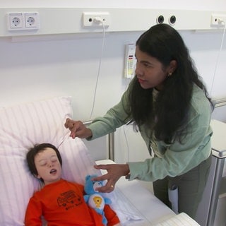 Tincymol John (rechts) gehört zu eine der ersten, die aus Indien im Pirmasenser Krankenhaus angefangen haben. Heute unterrichtet sie selbst.