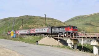 Personenzug der Sachalin-Eisenbahn mit einer TG 16 als Zugmaschine auf der strecke Tomai – Cholmsk.