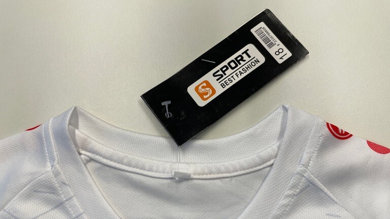 Der Kragen des gefälschten VfB-Trikots ist deutlich einfacher gearbeitet als beim Original. Zudem hat das Original ein Etikett mit JAKO-Branding.