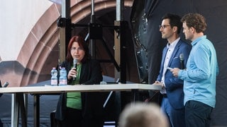 OB-Kandidatin Monika Stein nach ihrer Wahlniederlage auf der Bühne am Freiburger Rathausplatz