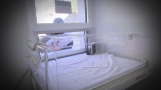 Ein Kind wird in die Babyklappe des Weraheims in Stuttgart gelegt (Szene nachgestellt, Symbolbild)