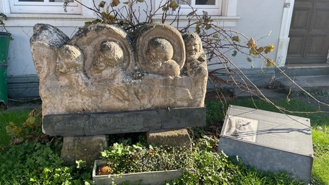 Auf dem archäologischen Rundweg in Neumagen-Dhron können sich Besucher Replikate der Fundstücke aus dem Ort anschauen. 