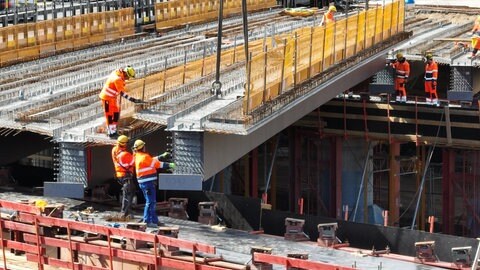Am Autobahnkreuz Mainz-Süd mussten unter anderem schwere Stahlträger für die neuen Brücken eingefügt werden.