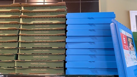 In Tübingen sind Mehrweg-Pizzaboxen eingeführt worden. Sie sollen Umweltverschmutzung und Müllkosten reduzieren und Verpackungssteuer sparen. 