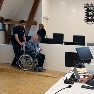 Der 70-jährige Angeklagte wird in einem Rollstuhl in den Gerichtssaal geschoben. Ihm wird vorgeworfen, vor 41 Jahren eine Frau aus Deggingen ermordet zu haben. Der Cold Case wird jetzt wieder aufgerollt.