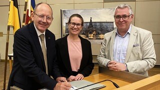 Mannheims Oberbürgermeister Christian Specht, Kulturbürgermeister Thorsten Riehle und Elena Tzavara bei der Vertragsunterzeichnung.