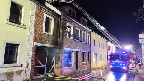 In Schweich im Kreis Trier-Saarburg kam es zu einem Gebäudebrand während der Silvesternacht.