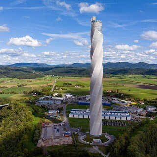 TK-Elevator-Testturm, 246 Meter hoher Aufzugstestturm für Express- und Hochgeschwindigkeitsaufzüge, höchste Aussichtsplattform in Deutschland, Drohnenfoto, Rottweil, Baden-Württemberg.
