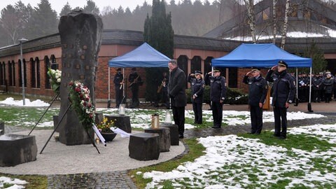 Michael Ebling (SPD), Innenminister von Rheinland-Pfalz, an der Gedenkstätte für die Polizistenmorde von Kusel auf dem Campus der Hochschule der Polizei.