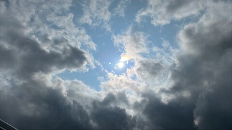 Wechselhaftes Wetter beim Rock am Ring: Mal Regenwolken, mal Sonne.
