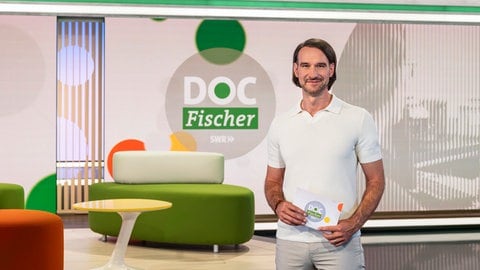 Prof. Dr. Derek Zieker-Fischer im Doc-Fischer-Studio. Derek Zieker-Fischer moderiert die Gesundheitssendung Doc Fischer im SWR Fernsehen