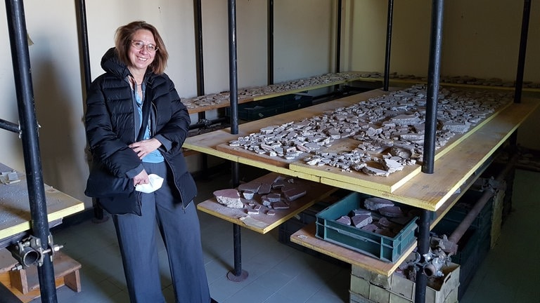 Pompeji: Ingenieurin Alessandra Zambrano erläutert das "RePair"-Projekt zur Rekonstruktion der Freskenstücke mithilfe von Robotik und Künstlicher Intelligenz. Es soll die zeitraubende Handarbeit ersetzen, mit der bisher die Fragmente von Fresken und Mosaiken zusammengesetzt wurden.