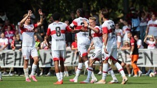 Freude beim VfB Stuttgart nach dem Treffer von Dan-Axel Zagadou