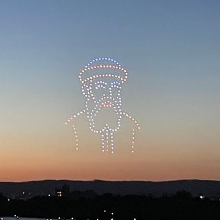 Leuchtende Figuren statt Sternwirbel: Die Mainzer Johannisnacht geht mit einem bislang einzigartigen Spektakel am Nachthimmel zu Ende.