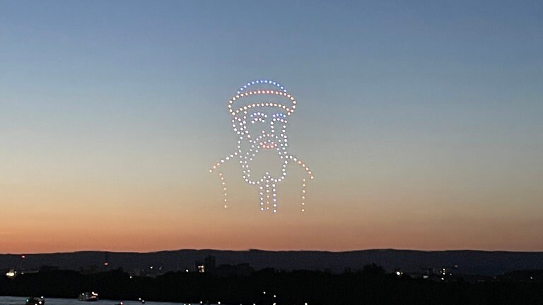 Leuchtende Figuren statt Sternwirbel: Die Mainzer Johannisnacht geht mit einem bislang einzigartigen Spektakel am Nachthimmel zu Ende.