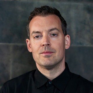 Bestsellerautor Nickolas Emrich schaut direkt in die Kamera.  Wie kann man das Vertrauen in staatliche Institutionen wiederherstellen? Wie kann eine moderne Gesellschaft gerechter werden? Und wie hängen Chancengleichheit für die Schwachen und mehr innere Sicherheit zusammen? Diese Fragen beschäftigen den Ex-Polizisten und Autor Nickolas Emrich aktuell – er spricht über sein neuestes Buch "Der Preis unserer Toleranz" in SWR1 Leute.