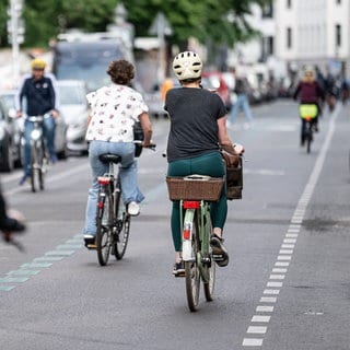 Radfahrerinnen unterwegs im Straßenverkehr (Symbolbild): In der Pfalz funktioniert der Radverkehr teils gut, teils nicht so gut.