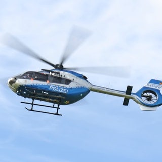 Ein Mann aus Niederfischbach soll einen Polizeihubschrauber mit einer Taschenlampe geblendet haben.