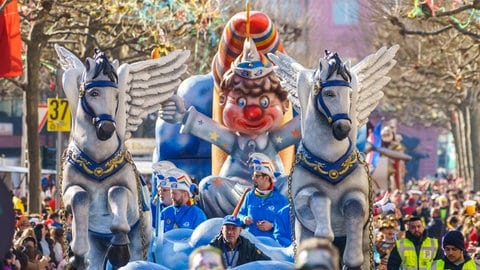Ein Fastnachtswagen ist am Rosenmontag auf der Mainzer Ludwigsstraße unterwegs.