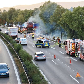 Das brennende Müllauto auf der B29 bei Winterbach. 