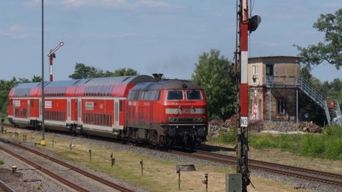 Die alten mechanischen Signale im Bahnhof Winden werden abgebaut. Als Ersatz bekommen Winden und Kandel elektronische Stellwerke. 