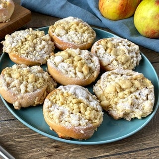 Apfel-Pudding-Schnecken mit Streusel