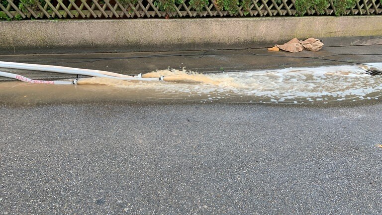 Ein Tag nach dem Hochwasser beginnen im Trierer Stadtteil Ehrang die Aufräumarbeiten.