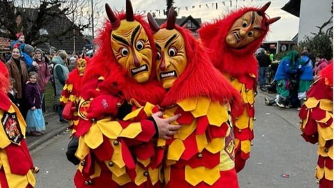 In Holzmasken und rot-gelben Narrenhäs: Die Maskengruppe der Fürig Barthel aus Hörden ist auf einem Umzug unterwegs.