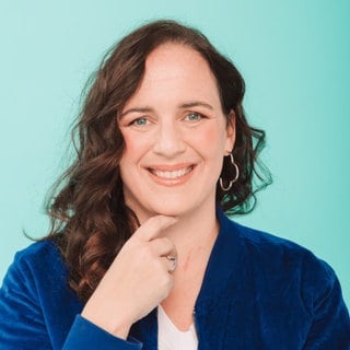 Katrin Siemens lächelt in die Kamera. Warum gute Führung keine Entscheidung zwischen Leistung und Empathie ist – Psychotherapeutin Katrin Siemens zeigt, wie Teams mental fit und leistungsfähig bleiben. Sie ist zu Gast in SWR1 Leute.