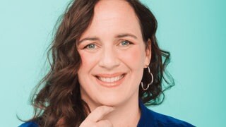 Katrin Siemens lächelt in die Kamera. Warum gute Führung keine Entscheidung zwischen Leistung und Empathie ist – Psychotherapeutin Katrin Siemens zeigt, wie Teams mental fit und leistungsfähig bleiben. Sie ist zu Gast in SWR1 Leute.
