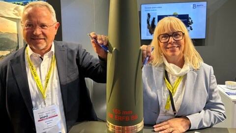 Unternehmer Wolfgang Barth (li.) sowie Ehefrau und Miteigentümerin Antonie Barth zeigen die besondere Form des bei Barths entwickelten Kalibers.