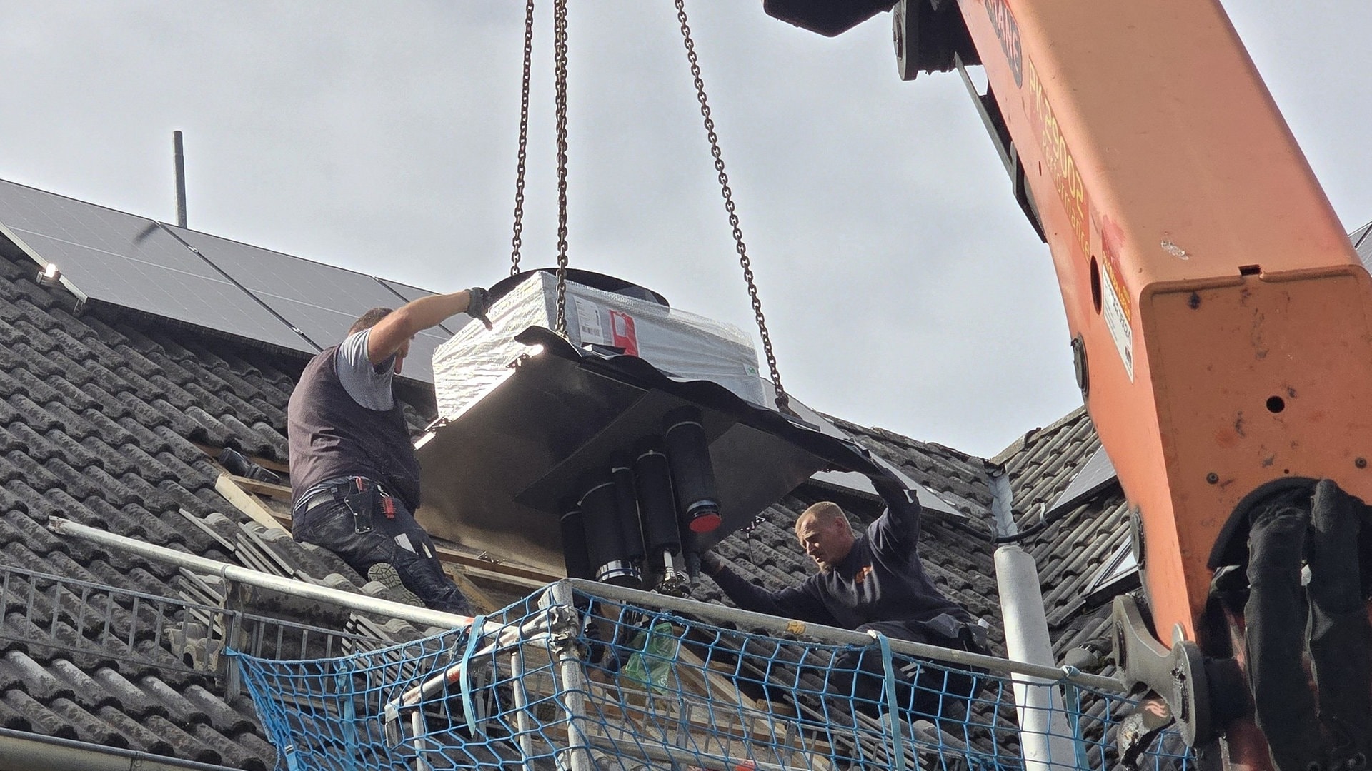 Wenn der Platz fehlt: Dann wird die Wärmepumpe halt auf dem Dach platziert