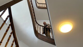Ehrenamtlicher Helfer Thomas im Treppenhaus des "Arbeitskreises Leben ReutlingenTübingen". Der Verein hilft Menschen in Lebenskrisen.