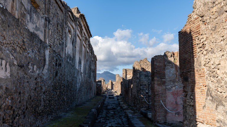 Die Bilder zeigen die Ausgrabungsstätte Pompeji. Gabriel Zuchtriegel leitet den Park Pompeji. Er verrät in SWR1 Leute, wie die Menschen damals vor dem Ausbruch des Vesuv wirklich gelebt haben.
