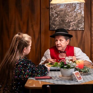 Lioba (Lisbeth Felder) und Carlotta (Mila Breiter) sitzen gemeinsam an einem Tisch im Löwen