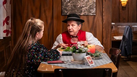 Lioba (Lisbeth Felder) und Carlotta (Mila Breiter) sitzen gemeinsam an einem Tisch im Löwen