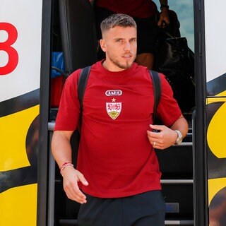 Ermedin Demirovic vom VfB Stuttgart steigt aus dem Teambus