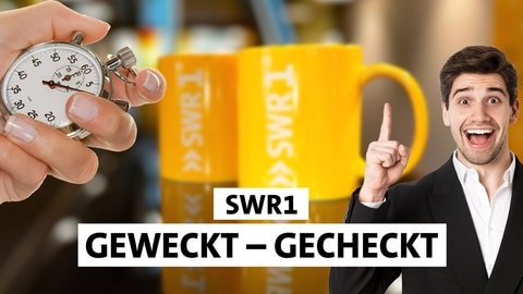Mitmachen beim Quiz SWR1 Geweckt - Gecheckt und jeden Morgen eine Tasse gewinnen. Unsere Quiz Minute für Baden-Württemberg. 6 Fragen in 60 Sekunden richtig beantworten. Im Bild sieht man eine Hand mit Stoppuhr, zwei gelbe SWR1 Tassen und einen Mann, der mit lachendem Gesicht einen Zeigefinger erhoben hat.