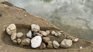 Es sind archäologische Funde einer Ausgrabungsstätte in Singen am Hohentwiel zu sehen.