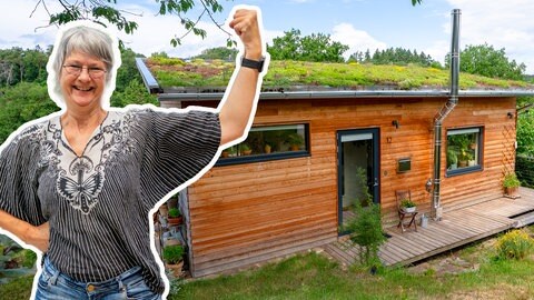 Nicole steht vor ihrem selbstgebauten Tiny House aus Holz im Grünen