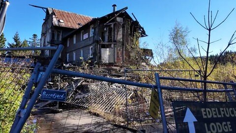 Die Ruine des früheren Kurhauses Hundseck an der B500