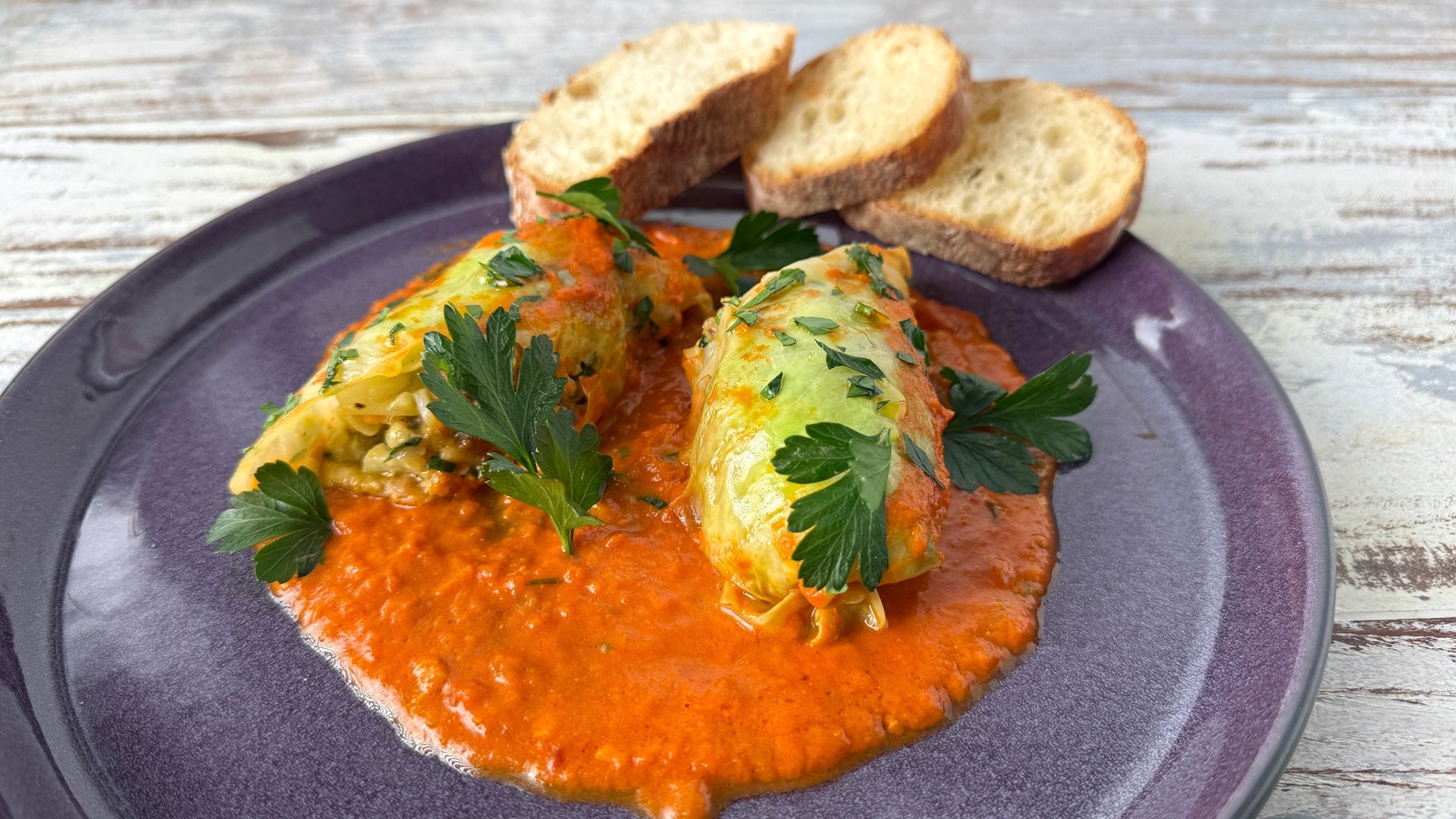 Krautwickel mit Buchweizenfüllung in Tomatensoße