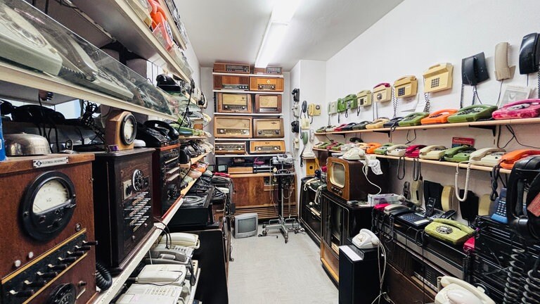 Im Gerolsteiner Museum sind alte Telefone, Radios und andere Geräte aus der ganzen Welt zu sehen.