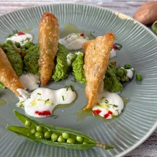Vegetarische Teigtaschen mit Erbsenpüree (Samosas)